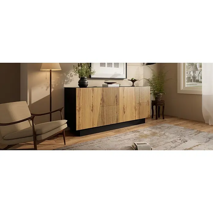 SONNENH Kommode - Schwarz/Holzfarben - Modernes Holz-Sideboard mit strukturierten Türen und schwarzem Sockel, in einem gemütlichen Wohnzimmer arrangiert.