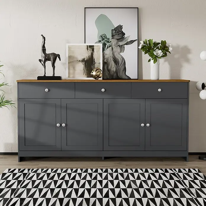 SONNENH Kommode - Grauschwarz/Holzoptik, Anzahl Schubladen: 3 Stk. - Dunkelgraues Sideboard mit naturfarbener Holzplatte, drei Schubladen und vier Schranktüren in einem modernen Wohnraum.