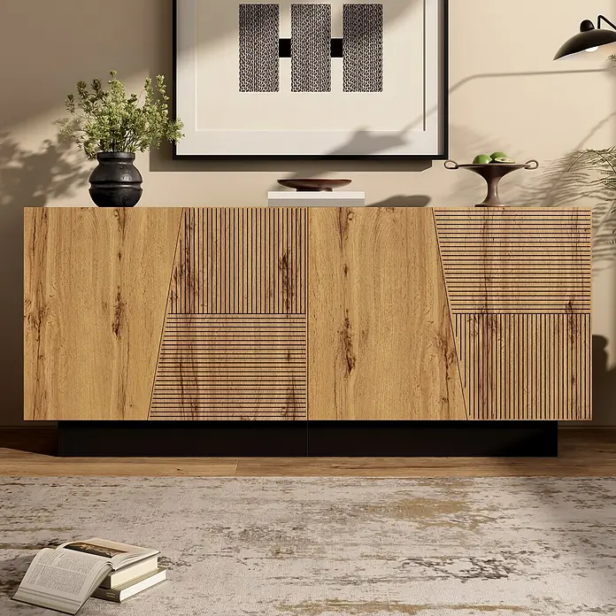 SONNENH Kommode - Schwarz/Holzfarben - Modernes Sideboard aus Holz mit strukturierten Türen und schwarzem Sockel, in einem Wohnraum inszeniert.