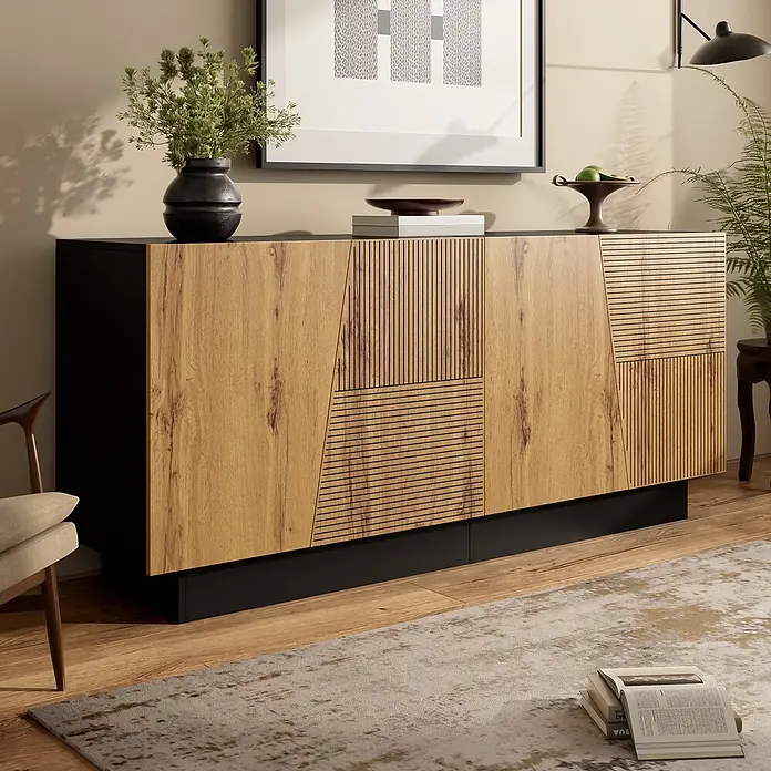 SONNENH Kommode - Schwarz/Holzfarben - Modernes Sideboard aus Holz und Schwarz mit einzigartigen Lamellentürmustern in einem Wohnzimmer.
