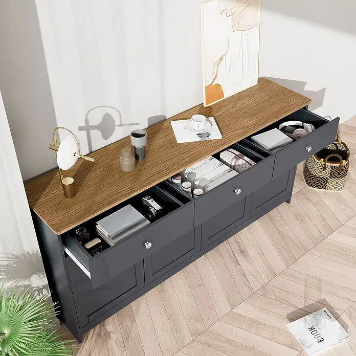 SONNENH Kommode - Grauschwarz/Holzoptik, Anzahl Schubladen: 3 Stk. - Dunkelgraues Sideboard mit heller Holzplatte und offenen Schubladen, die organisierte Gegenstände zeigen.