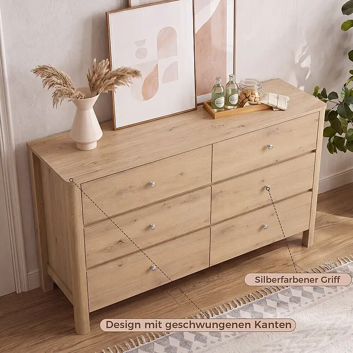 SONNENH Kommode - Eichenoptik, Anzahl Schubladen: 6 Stk. - Eine helle Holzkommode mit sechs Schubladen und silberfarbenen Knöpfen, mit geschwungenen Kanten, in einem modernen Raum.