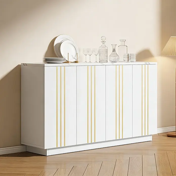 SONNENH Kommode mit vier Türen und goldfarbenen Linien, Weiß -  - Weißes Sideboard mit Goldakzenten, Geschirr und Gläser in modernem Esszimmer präsentierend.
