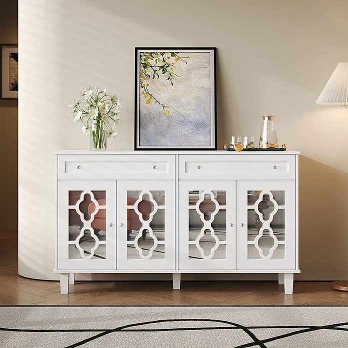 SONNENH Kommode mit vier Spiegeltüren und zwei Schubladen, Weiß -  - Weißes Holzsideboard mit zwei Schubladen und vier Klarglastüren mit dekorativen Kleeblattmustern, in einem Wohnzimmer arrangiert.