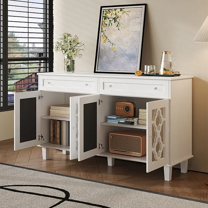 SONNENH Kommode mit vier Spiegeltüren und zwei Schubladen, Weiß -  - Weißes Holzsideboard mit zwei Schubladen und geöffneten Schranktüren, das Bücher und Radios zeigt. Eine Blumenvase und ein Bild stehen darauf.