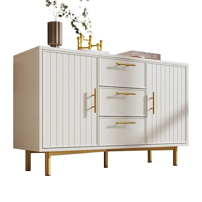 SONNENH Kommode mit Regalen 120 x 75 x 40 cm Weiß -  - Weißes modernes Sideboard mit geriffelten Schranktüren und drei Schubladen, akzentuiert mit goldenen Stangengriffen und schlanken Goldbeinen.