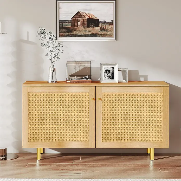 SONNENH Kommode - Naturholzoptik - Helles Holz-Sideboard mit zwei Rattantüren, goldenen Griffen und Beinen, dekoriert mit Plattenspieler und Bilderrahmen.