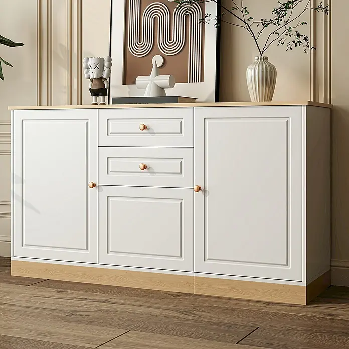 SONNENH Kommode - Weiß/Natur, Anzahl Schubladen: 2 Stk. - Weißes Sideboard mit heller Holzplatte und Sockel, zwei Schranktüren und zwei Schubladen mit roségoldenen Knöpfen, in einem modernen Raum inszeniert.