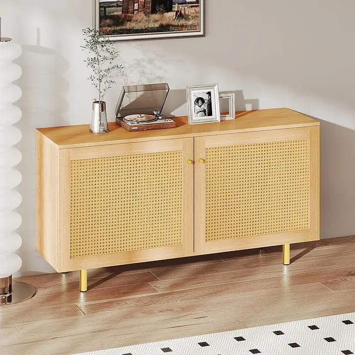 SONNENH Kommode - Naturholzoptik - Helles Holz- und Rattan-Sideboard mit goldenen Beinen und Griffen, mit Plattenspieler und Deko in modernem Wohnraum.