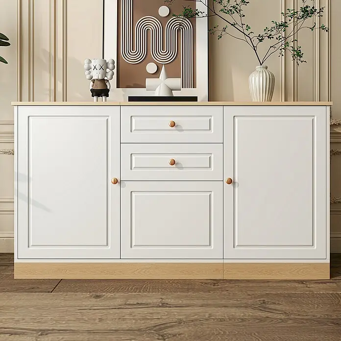 SONNENH Kommode - Weiß/Natur, Anzahl Schubladen: 2 Stk. - Weißes Holzsideboard mit heller Holzplatte und -sockel, zwei Schranktüren und drei zentralen Schubladen mit goldenen Griffen.