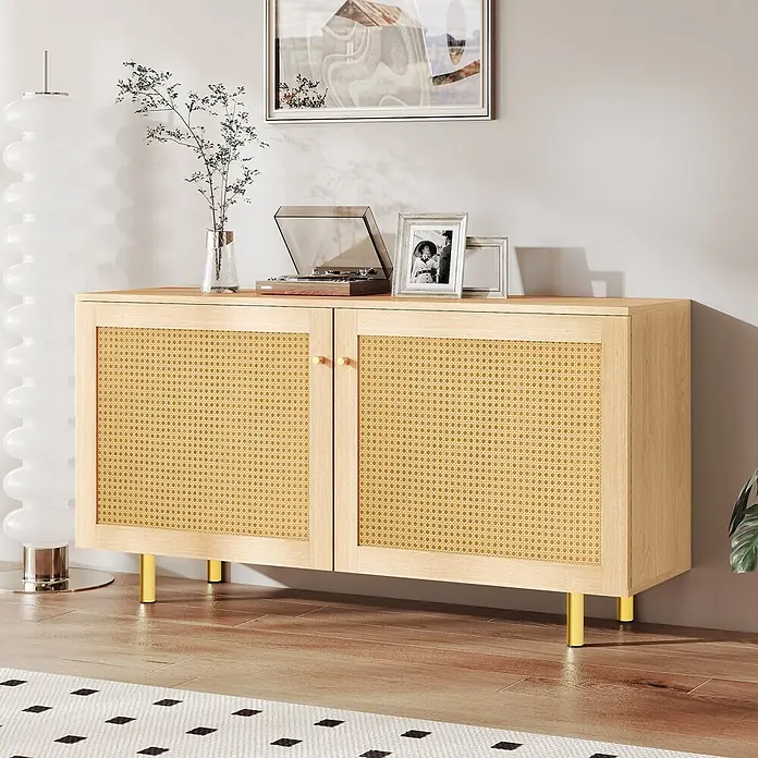 SONNENH Kommode - Naturholzoptik - Hellholzschrank mit Rattantüren und goldenen Beinen, dekoriert mit Plattenspieler und Bildern in einem Wohnbereich.