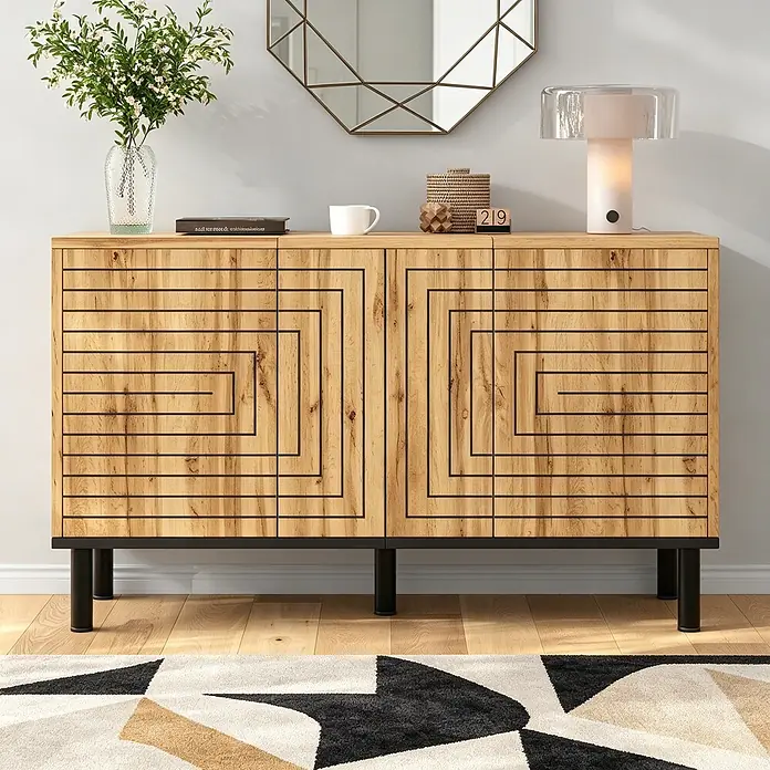 SONNENH Kommode - Natur/Schwarz - Helles Sideboard aus Holz mit schwarzen geometrischen Mustern und schwarzen Metallbeinen, dekoriert.