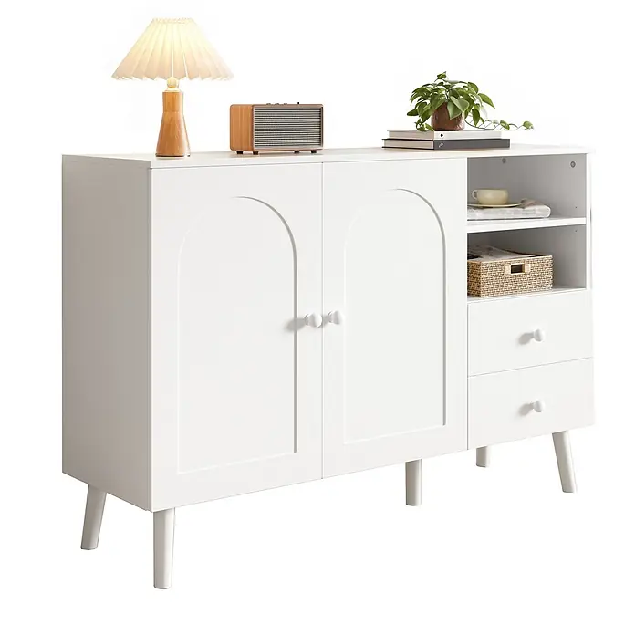 SONNENH Kommode mit Bogentüren und zwei Schubladen, Weiß -  - Weißes Holzsideboard mit zwei Bogentüren, zwei Schubladen und offenen Fächern. Mit konischen Beinen, dekoriert mit Lampe, Radio und Pflanze.