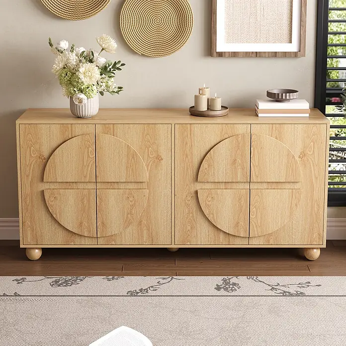 SONNENH Kommode - Natur - Helles Holz Sideboard mit vier Türen, jeweils mit halbkreisförmigem Design und Kugelfüßen, mit Wohnaccessoires dekoriert.