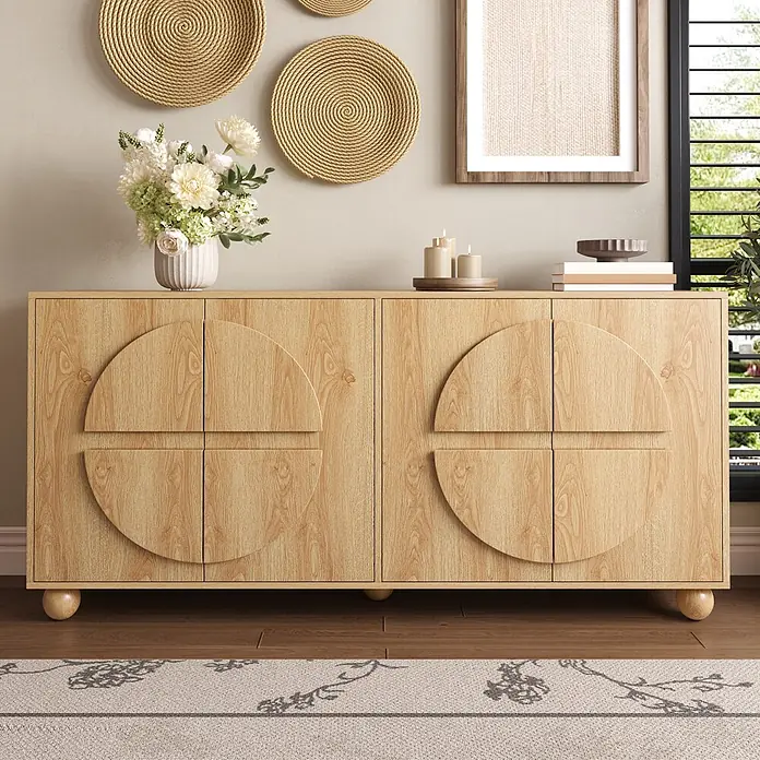 SONNENH Kommode - Natur - Helles Holz-Sideboard mit runden Türelementen und abgerundeten Beinen, dekoriert mit Blumen und Accessoires.