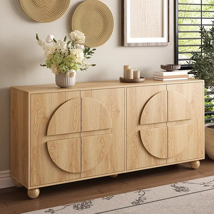 SONNENH Kommode - Natur - Helles Sideboard aus Holz mit einzigartigen runden Türdesigns, stilvoll in einem Raum arrangiert.