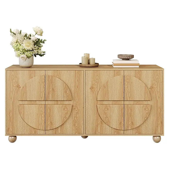 SONNENH Kommode - Natur - Helles Holzsideboard mit runden geschnitzten Türfronten und Kugelfüßen, dekoriert mit Blumenvase, Kerzen, Büchern und Schale.