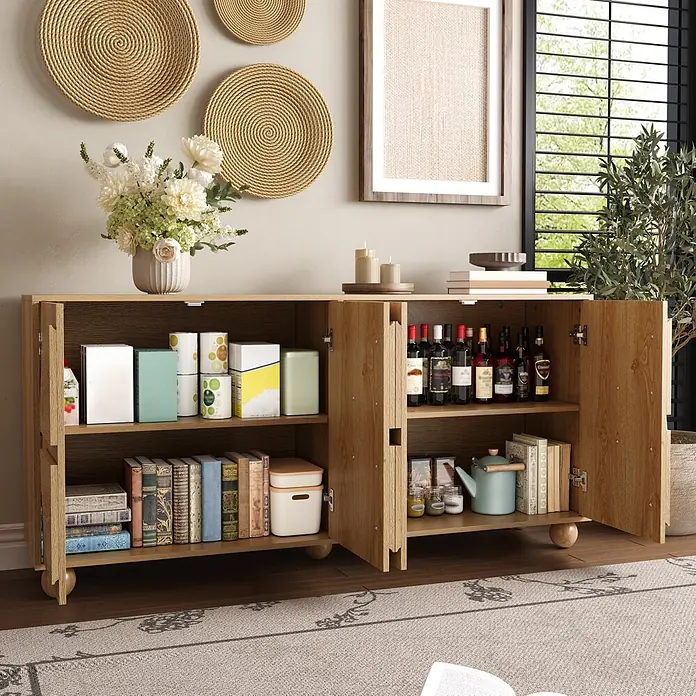 SONNENH Kommode - Natur - Hellbrauner Holzschrank mit zwei geöffneten Türen, der Regale voller Lebensmittel, Flaschen und Büchern zeigt.