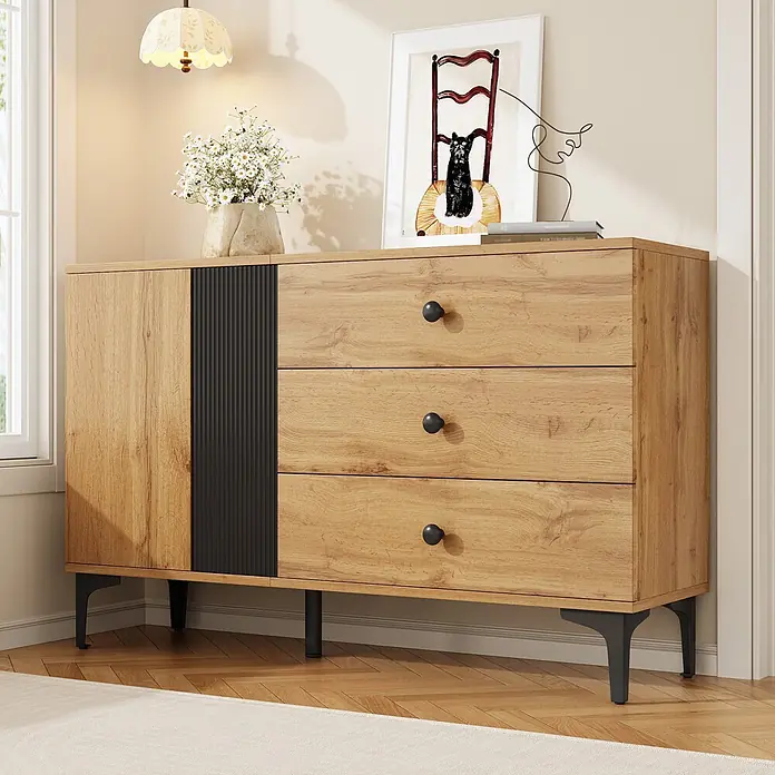 SONNENH Kommode - Natur/Schwarz, Anzahl Schubladen: 3 Stk. - Holz-Sideboard mit drei Schubladen und einer Tür, schwarzen geriffelten Akzenten, runden Knöpfen und angewinkelten Beinen.