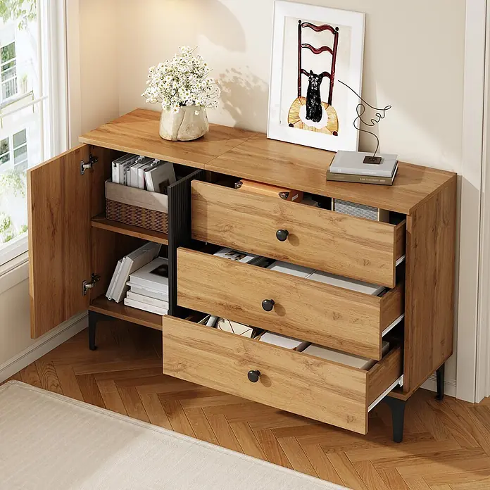 SONNENH Kommode - Natur/Schwarz, Anzahl Schubladen: 3 Stk. - Hellbraunes Holz-Sideboard mit geöffneten Türen und Schubladen in einem sonnigen Raum. Bietet vielseitigen Stauraum.