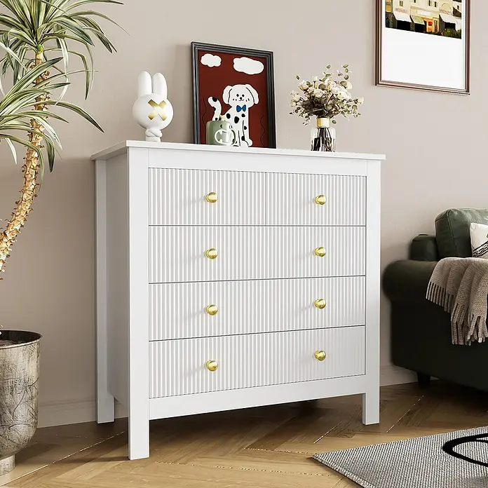SONNENH Kommode - Weiß/Gold, Anzahl Schubladen: 5 Stk. - Weiße Kommode mit 4 Schubladen, gerippten Fronten und goldfarbenen Knäufen, im Wohnzimmer.