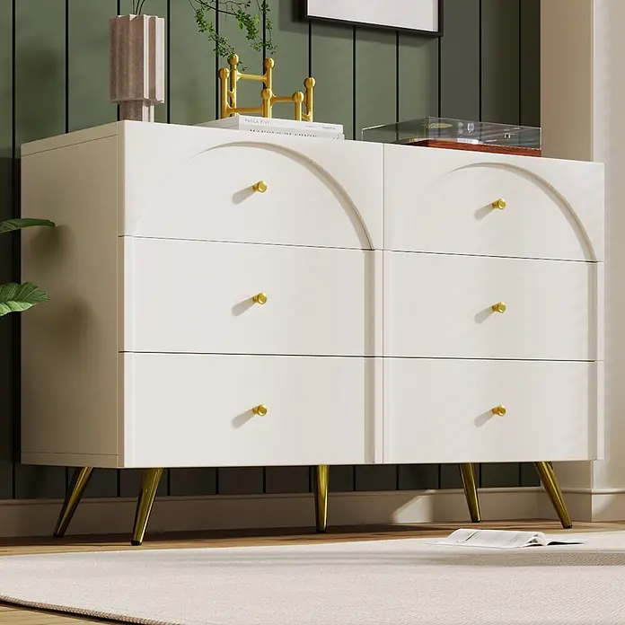 SONNENH Kommode - Cremeweiß, Anzahl Schubladen: 6 Stk. - Weiße Kommode mit sechs Schubladen, goldenen Knäufen und dekorativen Bogenpaneelen auf goldenen Beinen.
