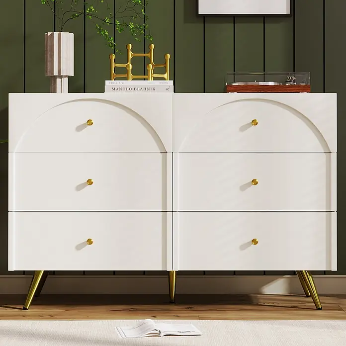 SONNENH Kommode - Cremeweiß, Anzahl Schubladen: 6 Stk. - Weißes Sideboard mit sechs Schubladen, gewölbten Schubladenfronten, goldenen Griffen und konischen Beinen, dekoriert mit Gegenständen.