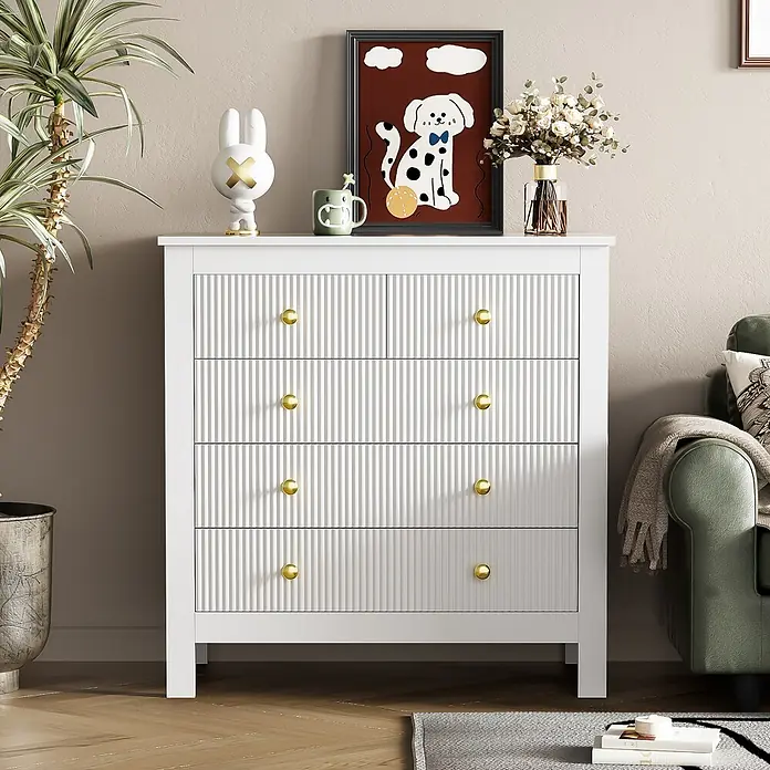 SONNENH Kommode - Weiß/Gold, Anzahl Schubladen: 5 Stk. - Weiße Kommode mit geriffelten Schubladenfronten und goldenen Knöpfen in einem modernen Wohnzimmer.