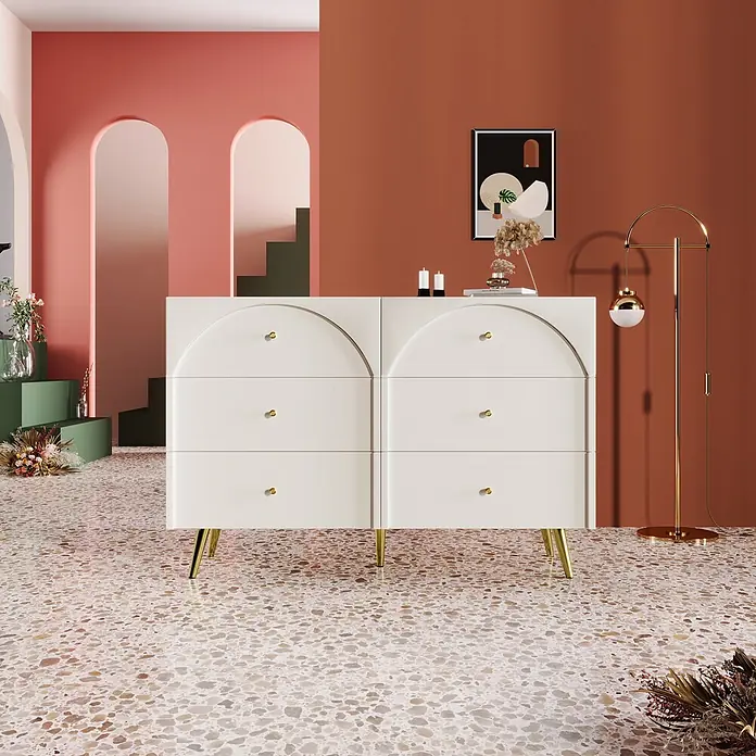 SONNENH Kommode - Cremeweiß, Anzahl Schubladen: 6 Stk. - Große weiße Kommode mit goldenen Griffen und Beinen in einem lebendigen, modernen Raum. Ihr elegantes Design ergänzt das farbenfrohe Dekor.