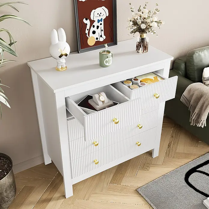 SONNENH Kommode - Weiß/Gold, Anzahl Schubladen: 5 Stk. - Weiße Kommode mit geriffelter Textur und goldenen Griffen, zwei Schubladen offen, in einem modernen Wohnzimmer.
