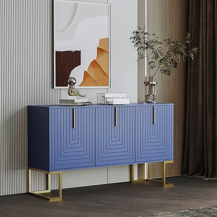 SONNENH Kommode - Marineblau - Blaues Sideboard mit geometrisch strukturierten Türen, goldenen Griffen und U-förmigen Beinen in einem modernen Interieur.