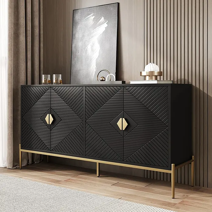 SONNENH Kommode - Schwarz/Gold - Schwarzes Sideboard mit geometrischen Türmustern, goldenen Griffen und Beinen, in einem modernen Wohnraum.