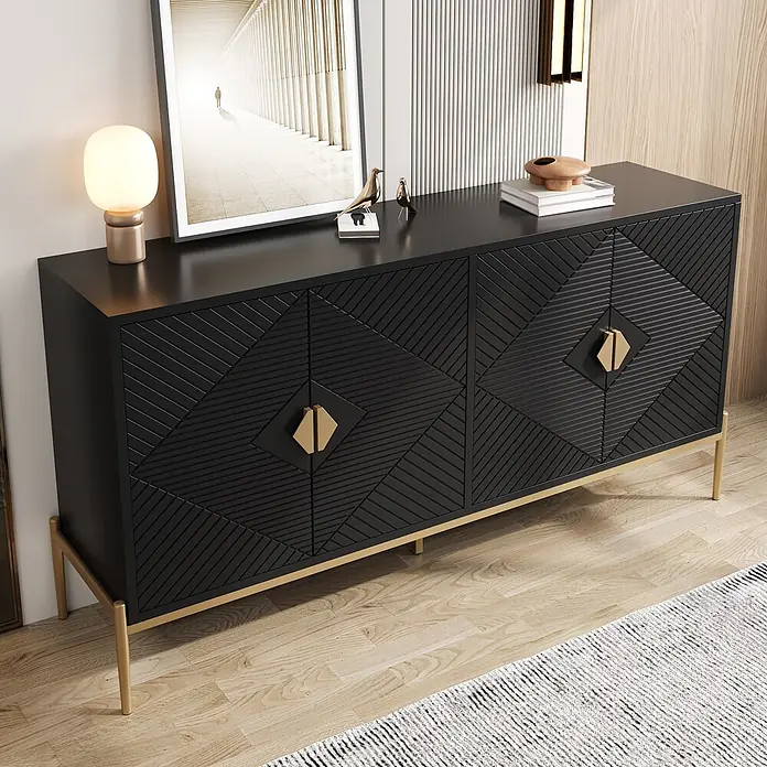 SONNENH Kommode - Schwarz/Gold - Schwarzes Sideboard mit geometrischen Türmustern, goldenen Griffen und Beinen, in einem modernen Raum.