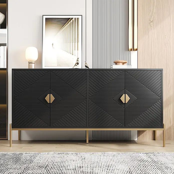 SONNENH Kommode - Schwarz/Gold - Schwarzes Sideboard mit geometrischem Muster, goldenen Griffen und Beinen in einem modernen Wohnraum.