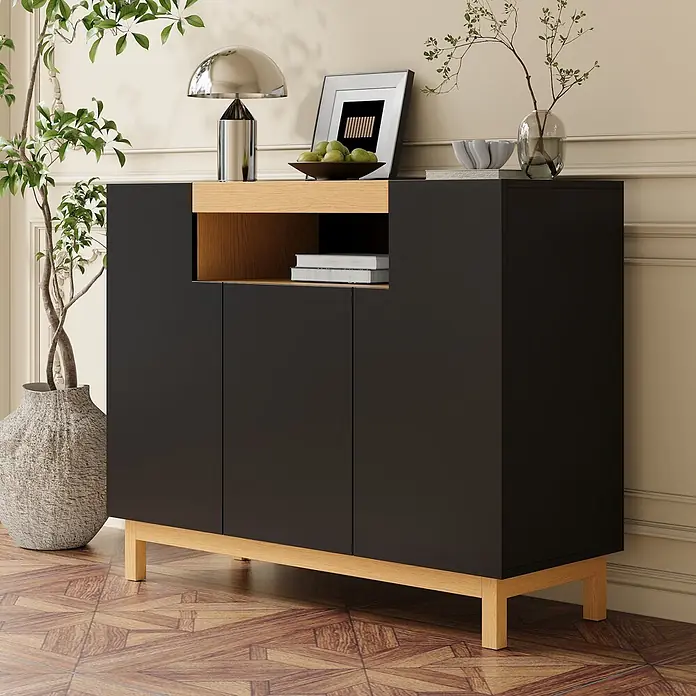 SONNENH Kommode - Schwarz/Natur - Dunkelbraunes Sideboard mit hellen Holzdetails und Beinen, mit offenen und geschlossenen Fächern, dekoriert.