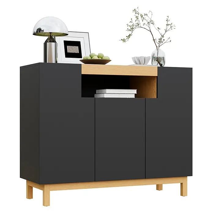 SONNENH Kommode - Schwarz/Natur - Dunkelgraues und helles Holz-Sideboard mit drei Türen, einem offenen Fach mit Büchern und Deko obenauf.