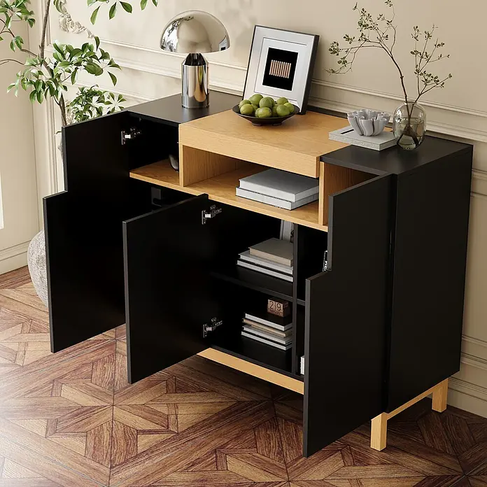 SONNENH Kommode - Schwarz/Natur - Schwarz-naturfarbenes Sideboard mit offenen Türen, das Bücher und Dekoration zeigt.