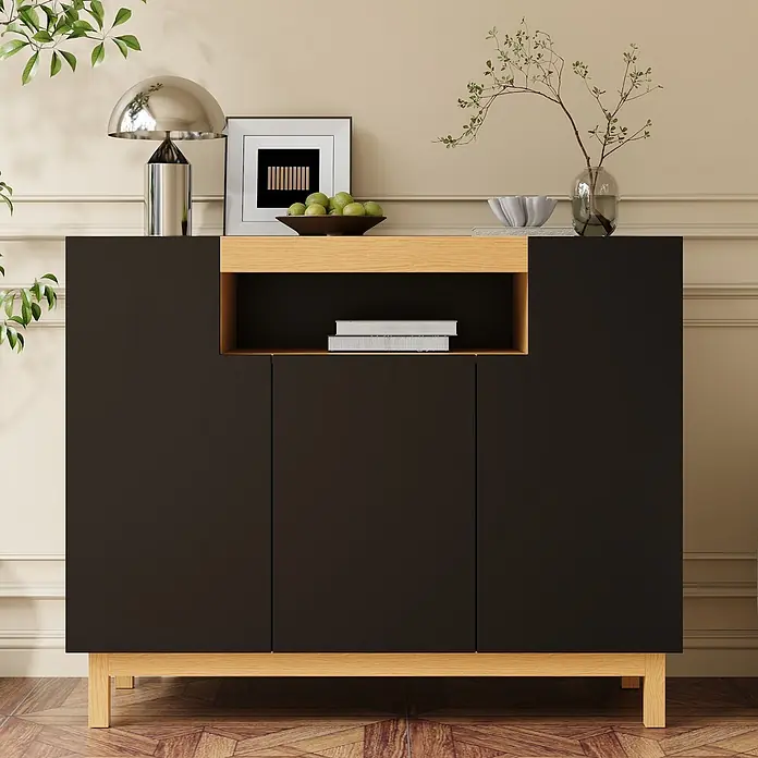 SONNENH Kommode - Schwarz/Natur - Dunkelbraunes Sideboard mit offener Holzablage und Holzbeinen, dekoriert.