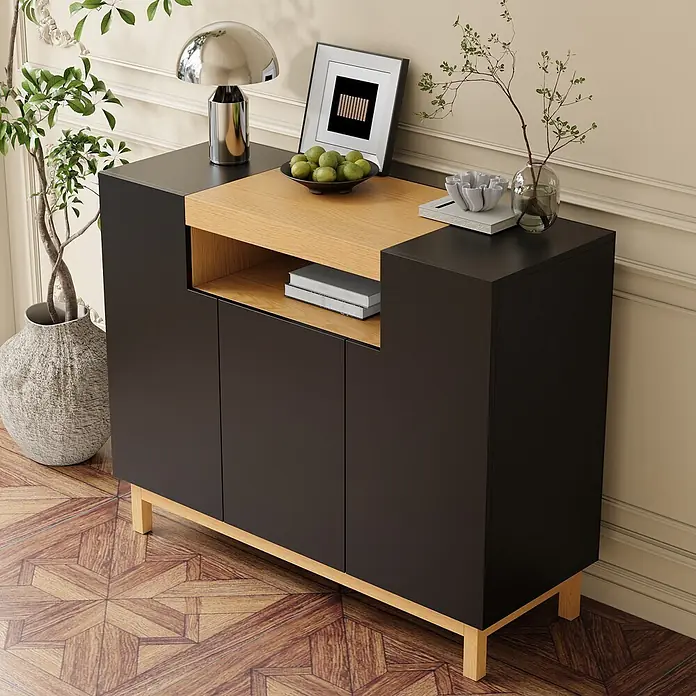 SONNENH Kommode - Schwarz/Natur - Schwarz-naturfarbenes Sideboard mit offenen und geschlossenen Fächern, dekoriert in einem Wohnzimmerambiente.