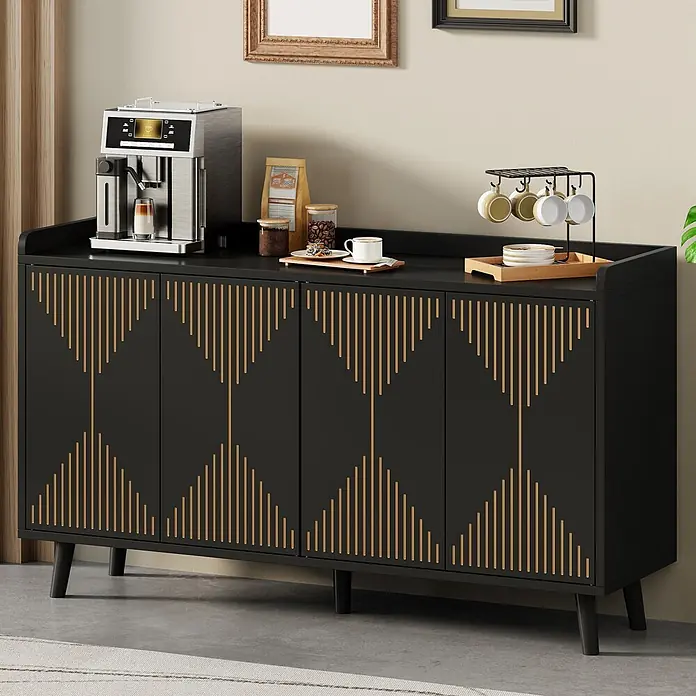 SONNENH Kommode - Schwarz - Schwarzer Buffetschrank mit goldenen vertikalen Streifenmustern auf vier Türen, als Kaffeebar genutzt. Steht auf konischen Beinen.