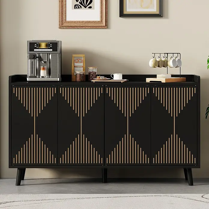 SONNENH Kommode - Schwarz - Schwarzes Sideboard mit goldfarbenen vertikalen Streifen, als Kaffeebar mit Kaffeemaschine, Tassen und Zubehör genutzt.