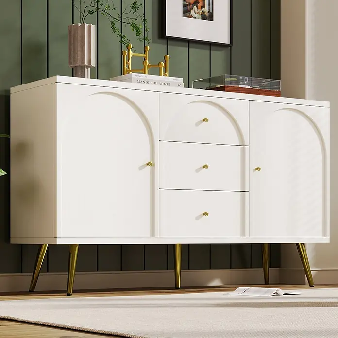 SONNENH Kommode mit 2 Türen und 3 Schubladen, Creme-Weiß -  - Weißes Sideboard mit goldenen Beinen und Griffen, bogenförmigen Tür- und Schubladendetails, in einem modernen Wohnbereich.
