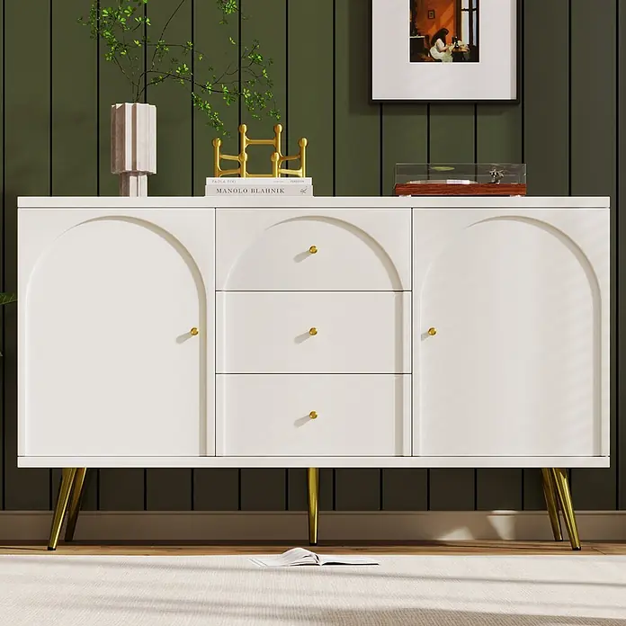 SONNENH Kommode mit 2 Türen und 3 Schubladen, Creme-Weiß -  - Ein weißes Sideboard mit goldenen Beinen, zwei gewölbten Türen, drei Schubladen und dekorativen Gegenständen oben.