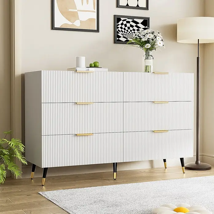 SONNENH Kommode - Weiß/Gold, Anzahl Schubladen: 6 Stk. - Weißer gerippter Kommode mit drei Schubladen, goldenen Griffen und schwarz-goldenen Beinen in einem modernen Raum.