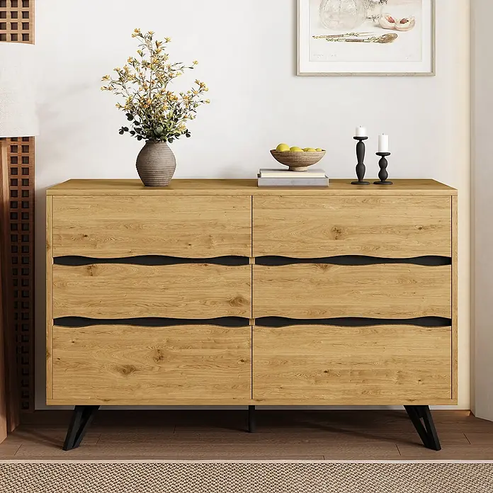 SONNENH Kommode - Holzoptik, Anzahl Schubladen: 6 Stk. - Helles Eichen-Sideboard mit sechs Schubladen, schwarzen wellenförmigen Griffen und schwarzen Winkelfüßen.