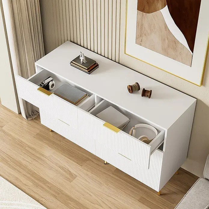 SONNENH Kommode - Weiß/Gold, Anzahl Schubladen: 6 Stk. - Weißes, modernes Sideboard mit geriffelten Schubladenfronten, goldfarbenen Griffen und Beinen. Geöffnete Schubladen zeigen organisierten Stauraum.
