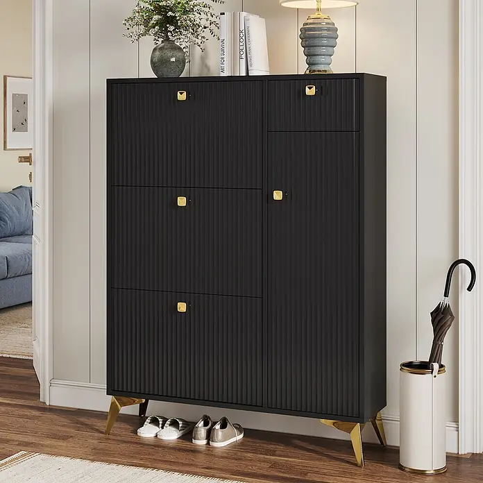 SONNENH Schuhschrank - Schwarz - Schwarzer Schuhschrank mit geriffelten Türen, goldenen Griffen und Beinen, für Schuhe, mit Vase und Lampe im Flur dekoriert.