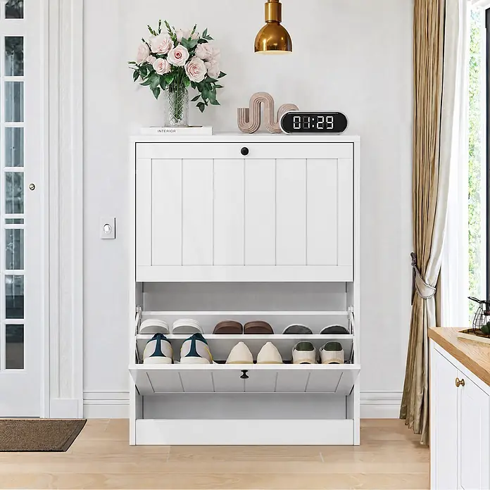 SONNENH Schuhschrank - Weiß - Weißer Schuhschrank mit zwei Kippfächern, eines offen und Schuhe zeigend, im Eingangsbereich.