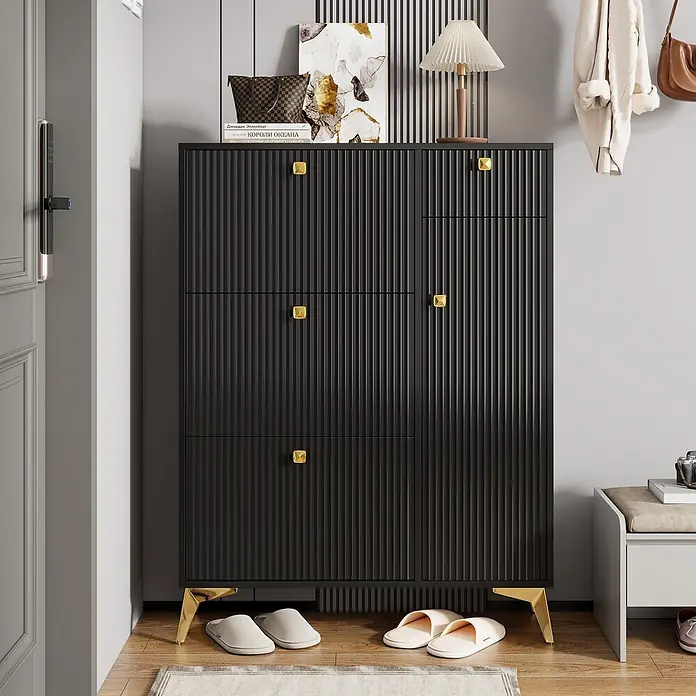 SONNENH Schuhschrank - Schwarz - Schwarzer Schuhschrank mit geriffelter Oberfläche, goldenen Griffen und Beinen im Eingangsbereich zur Schuhaufbewahrung.