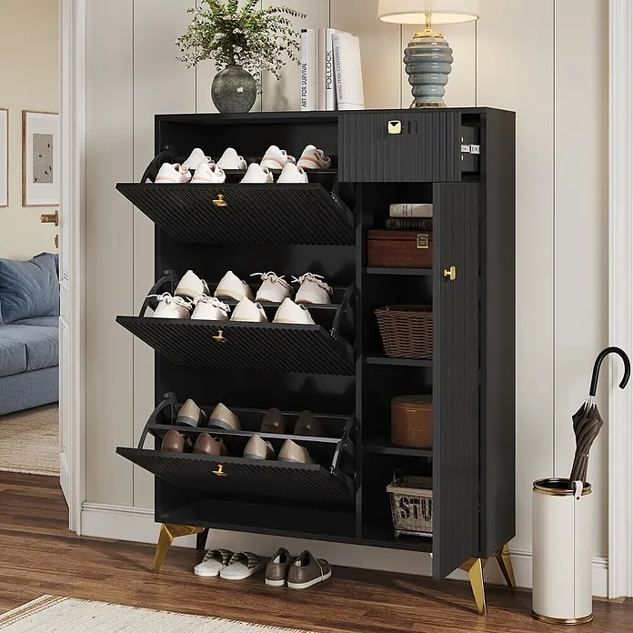 SONNENH Schuhschrank - Schwarz - Schwarzer Schuhschrank mit goldenen Beinen und Griffen, mit Kippfächern und offenen Regalen, im Eingangsbereich platziert.